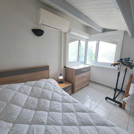2p Mezzanine, Grande Terrasse, Clim, Acces Direct Plage, Parking Prive - Fr-1-326-831 * Marseillan (Herault)